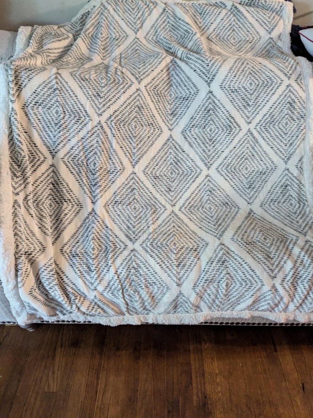 DSW GEO PRINT SHERPA THROW BLANKET